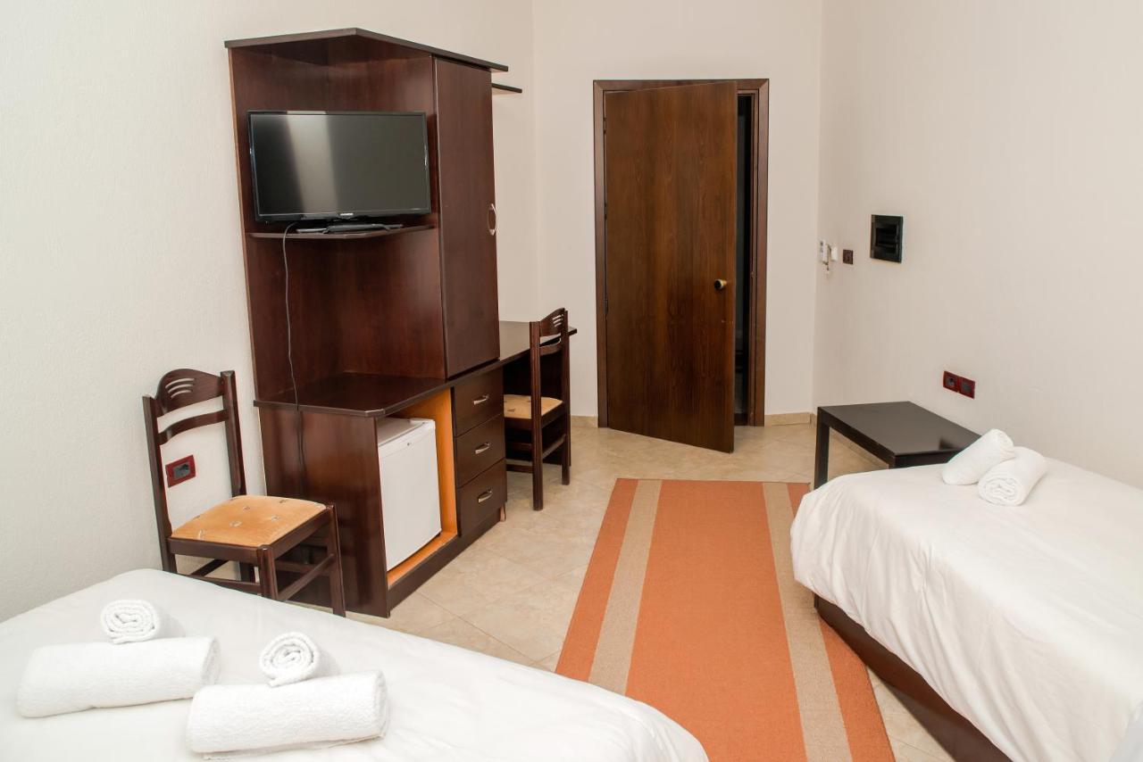 Hotel George Корча Екстериор снимка