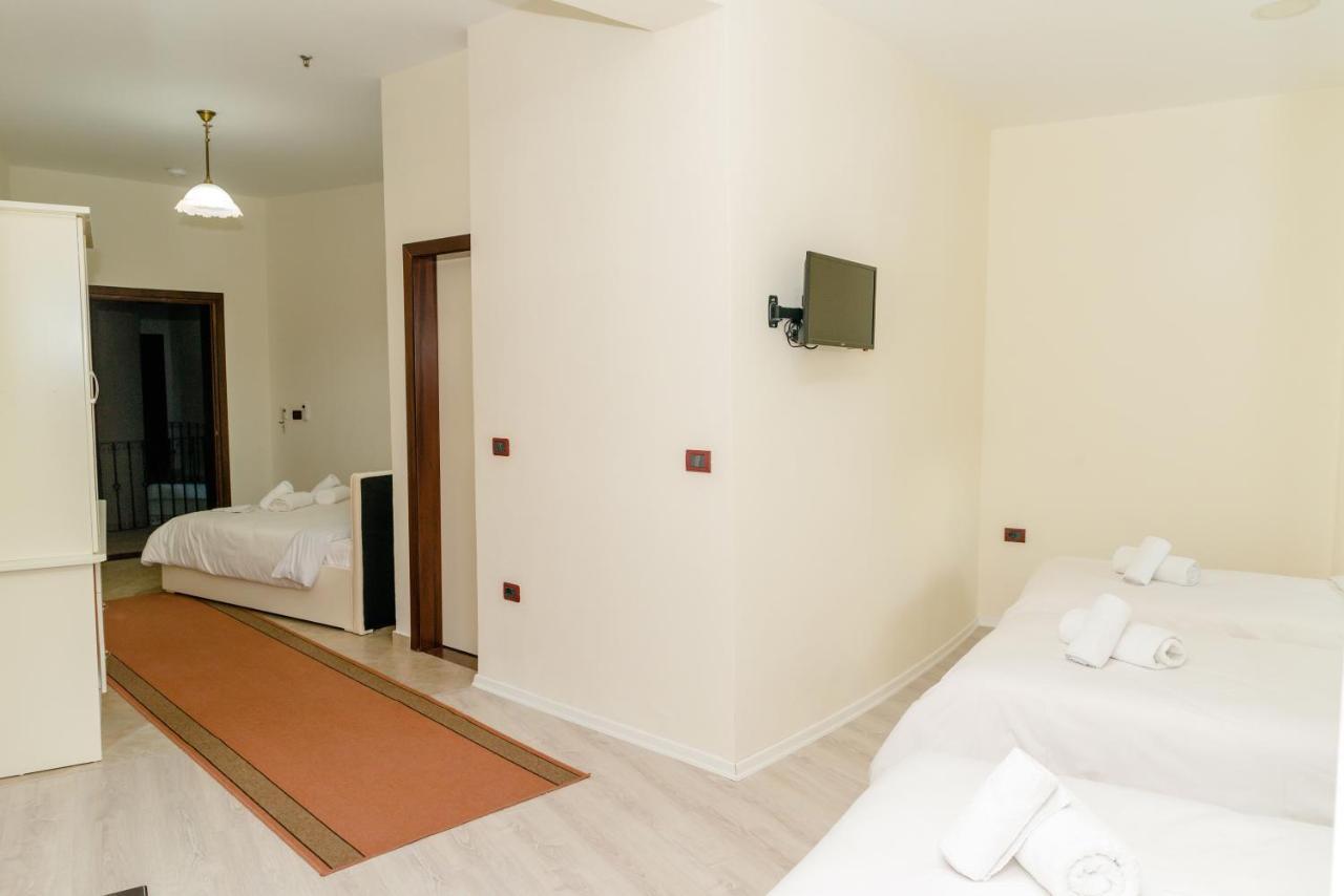 Hotel George Корча Екстериор снимка