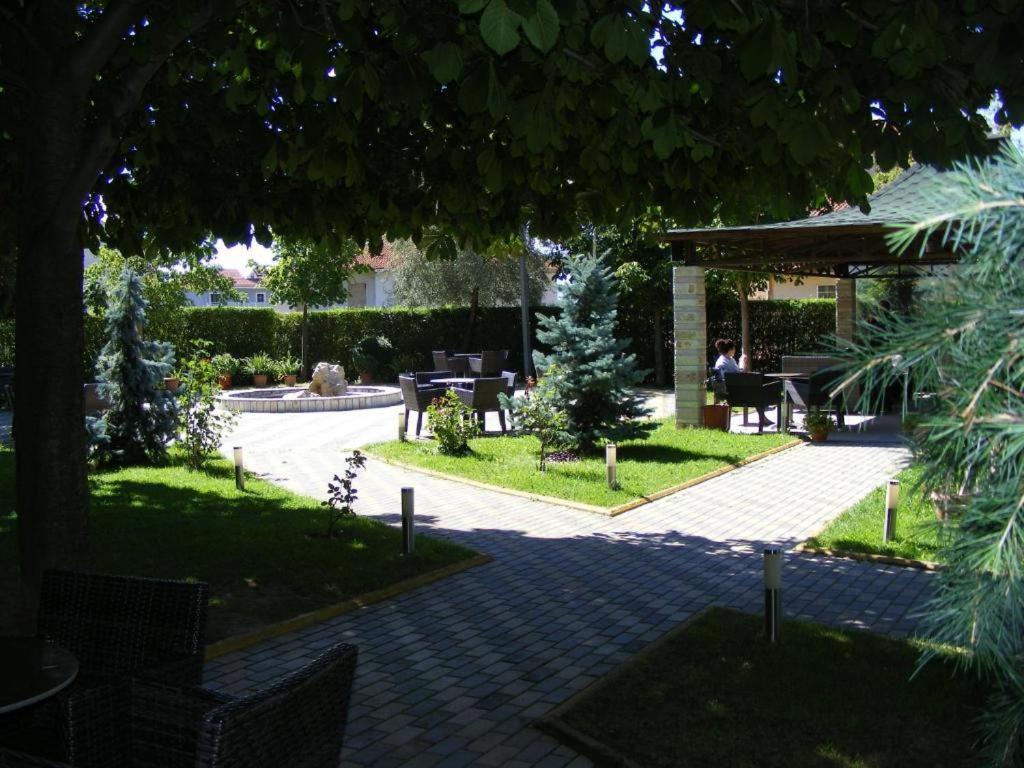 Hotel George Корча Екстериор снимка