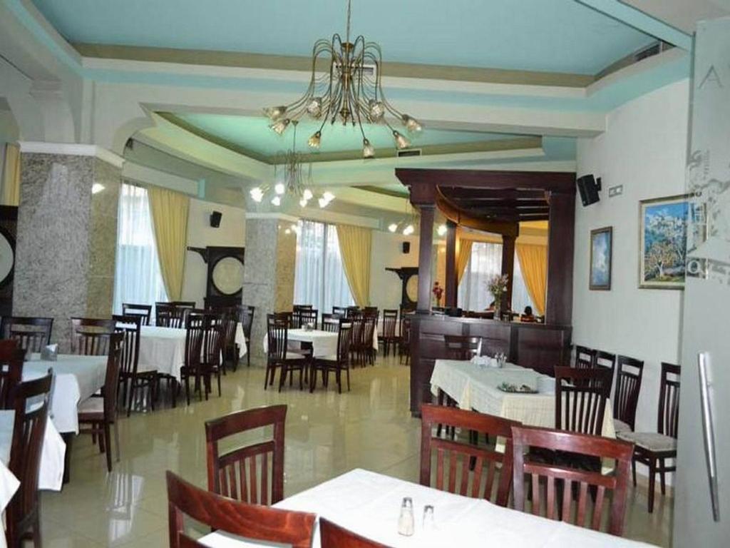 Hotel George Корча Екстериор снимка