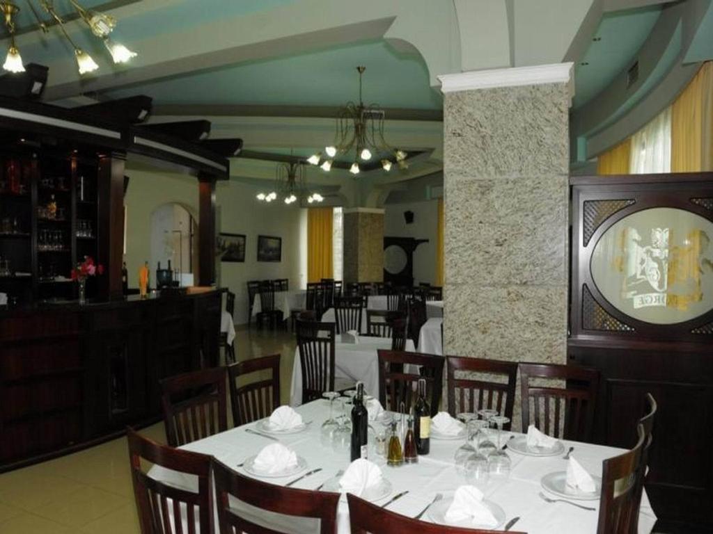 Hotel George Корча Екстериор снимка