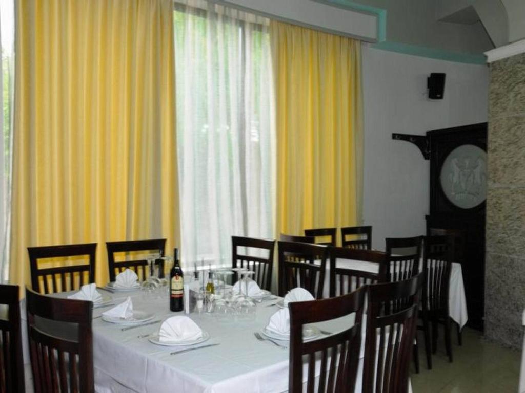 Hotel George Корча Екстериор снимка
